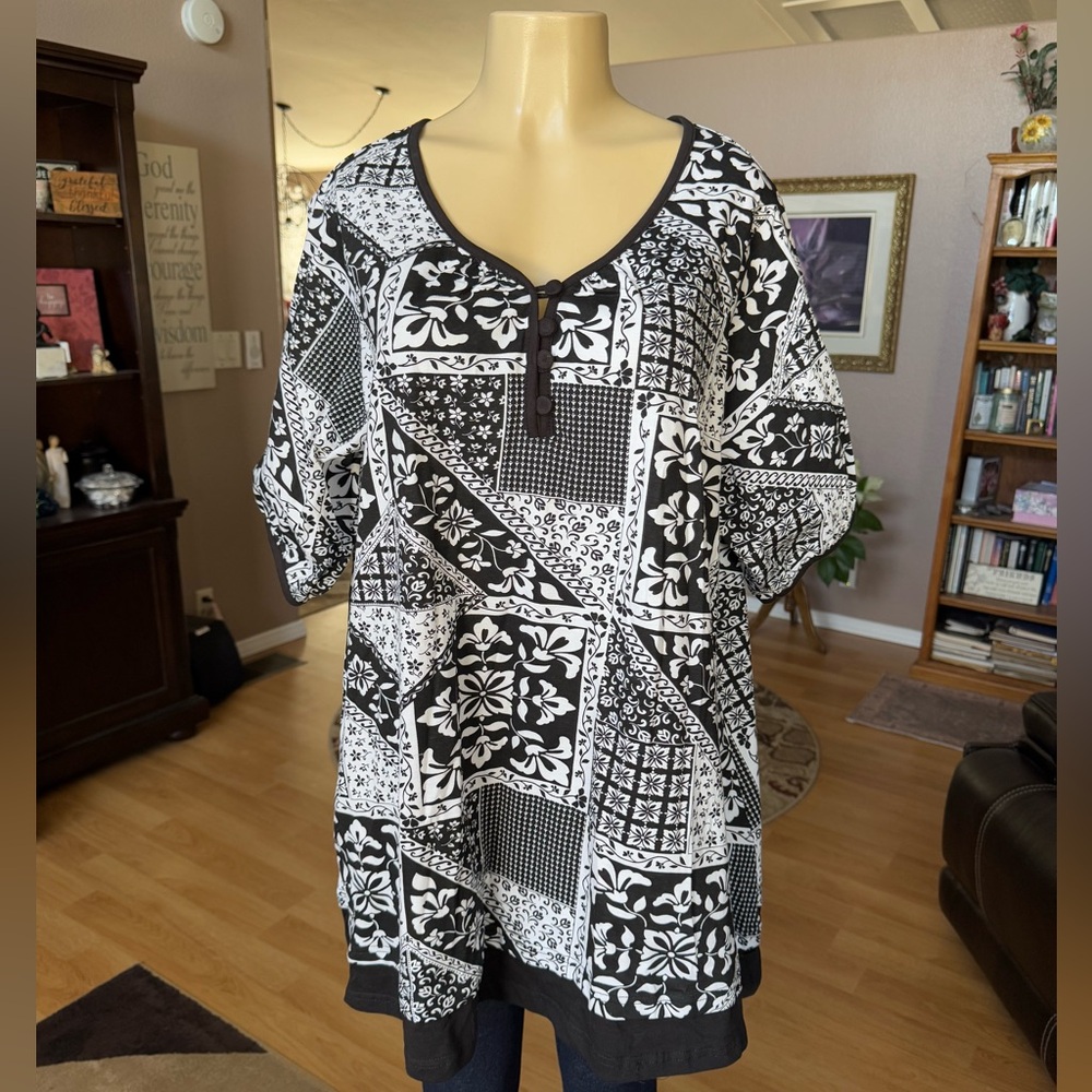 Mainstreet Blues black & white short sleeve Vneck tunic-size 1X